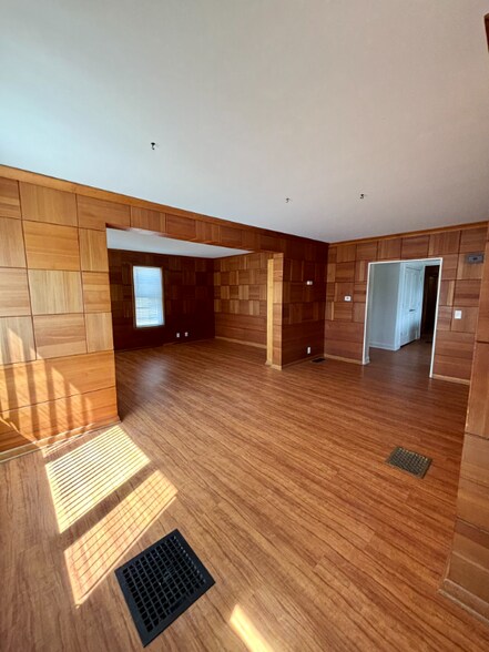 Building Photo - 90 Laverack Ave