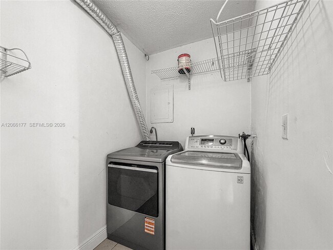 Building Photo - 9103 SW 38th St