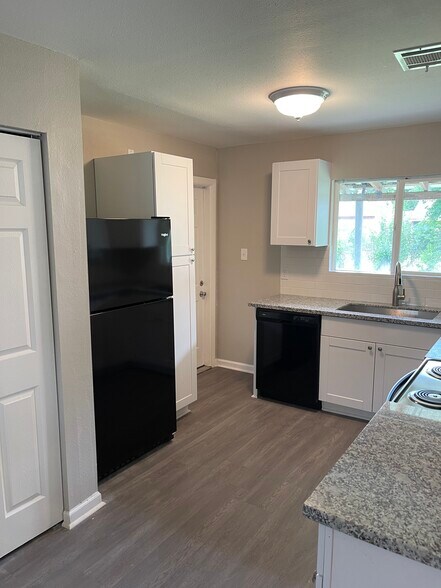 Building Photo - 9505 Sierra Dr