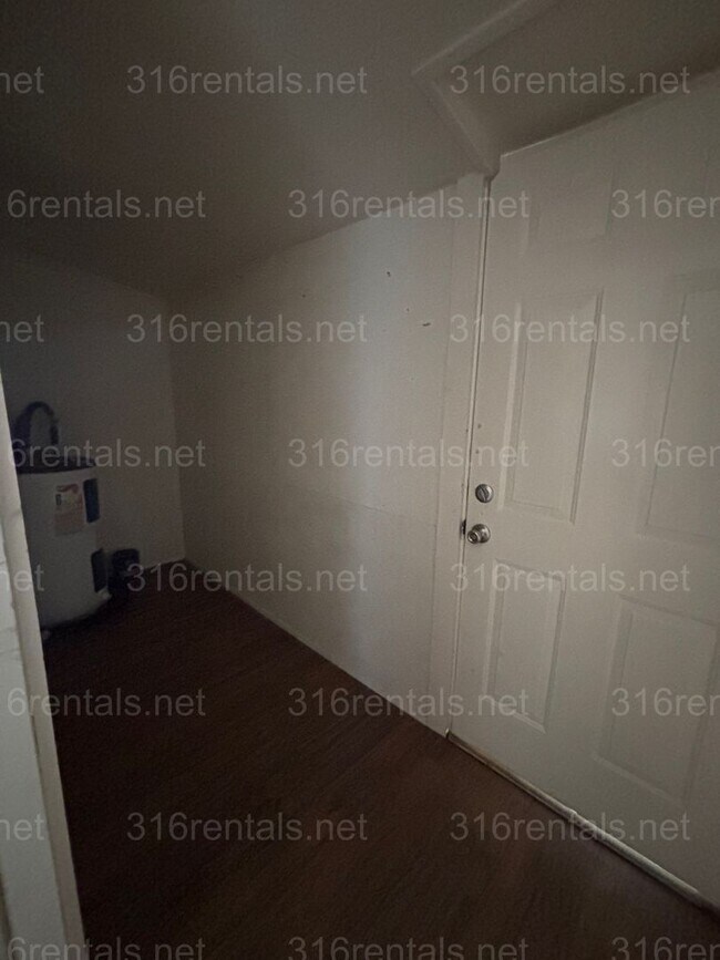 Building Photo - Two bed One bath house for rent! Available NOW!