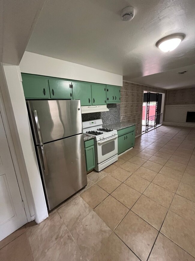 Building Photo - 427 N Santa Ana St
