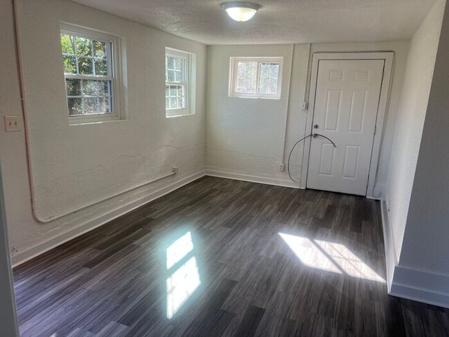 Building Photo - Newly Remodeled 2 Bedroom 1 Bath *Water In...