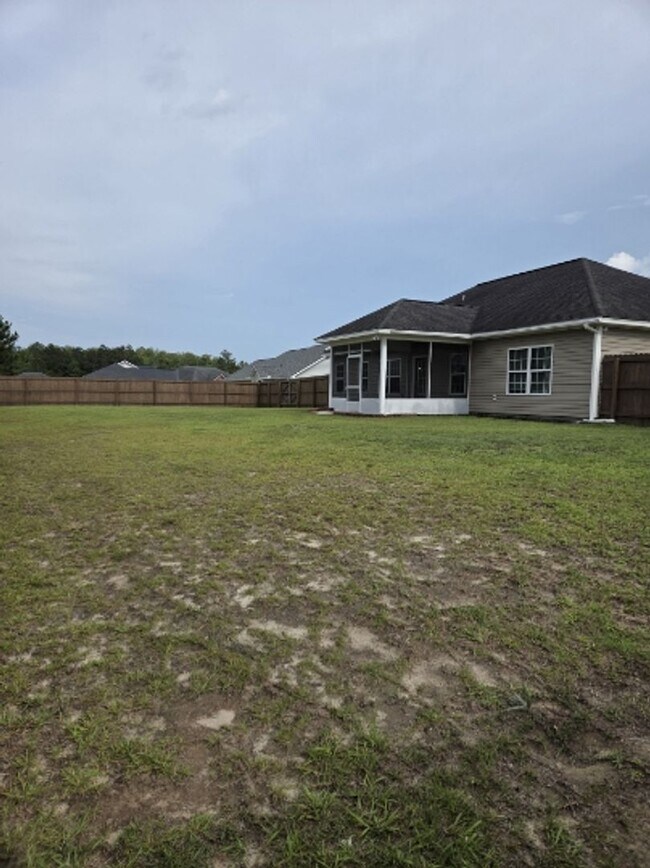 Building Photo - Beautiful home in a very quiet neighborhood