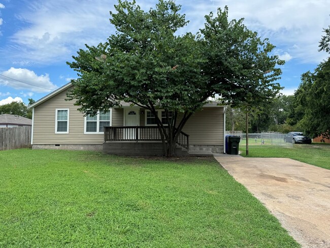 Primary Photo - 2 bed with 1 bath home for rent in Norman....