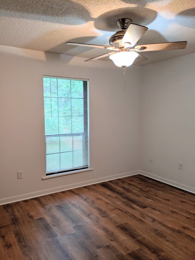 Building Photo - Downstairs Apartment in Black Mountain!