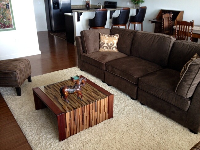 Primary Photo - Stunning 2 Bedroom 2 Bathroom Apartment *R...
