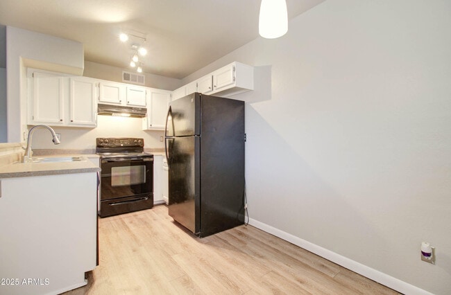 Building Photo - 2311 E Hartford Ave