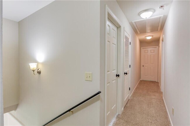Building Photo - 153 Lantern Ridge Ct