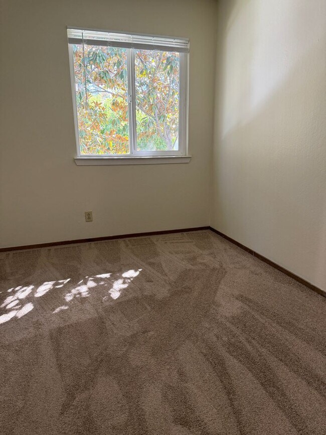 Building Photo - 1489 St James Pky