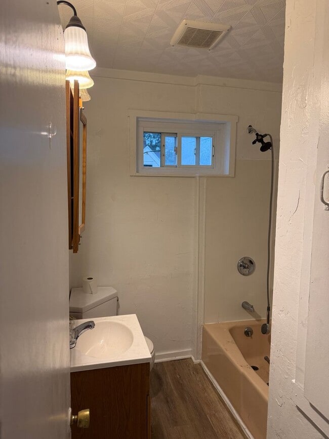 Building Photo - 3 Bedroom 1 Bath House