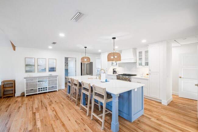 Building Photo - 383 Lakeview Dr