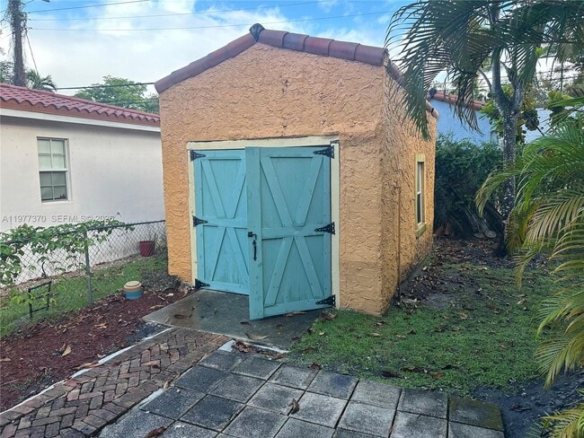 Building Photo - 725 Navarre Ave