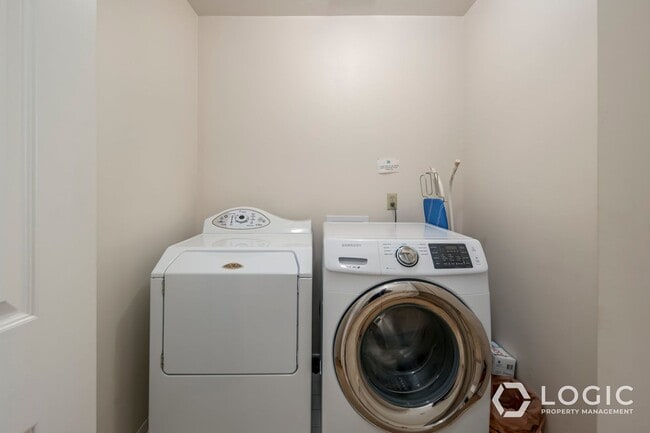 Building Photo - Fully Furnished Row End Townhome!