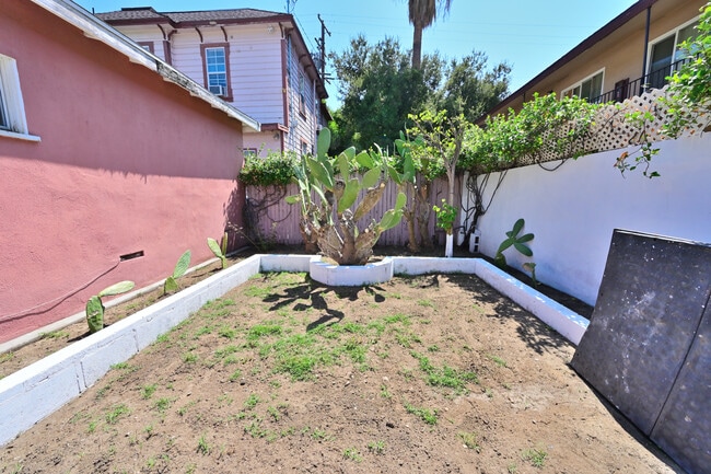 Building Photo - 326 E Olive Ave