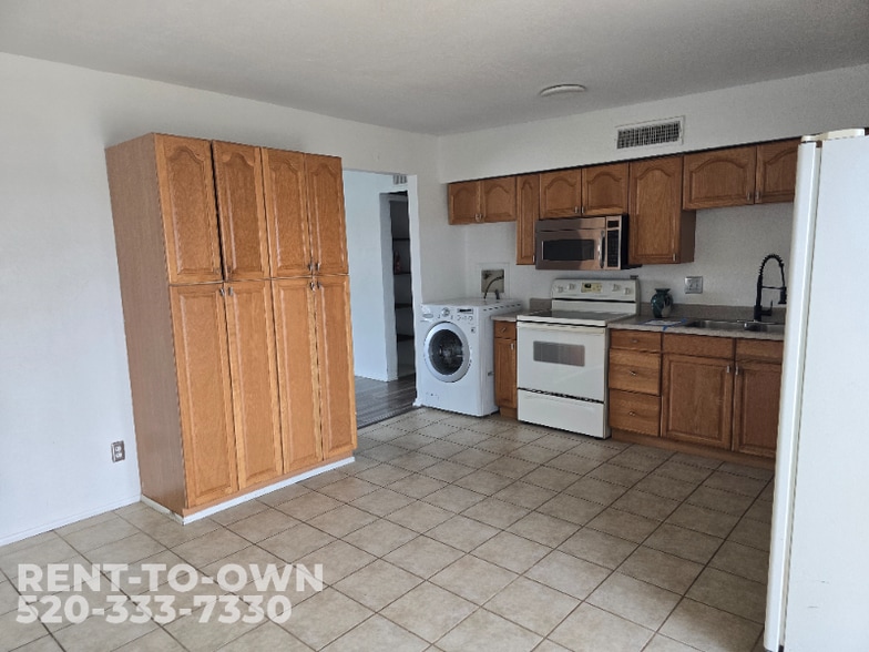 Building Photo - 15965 N Forecastle Ave