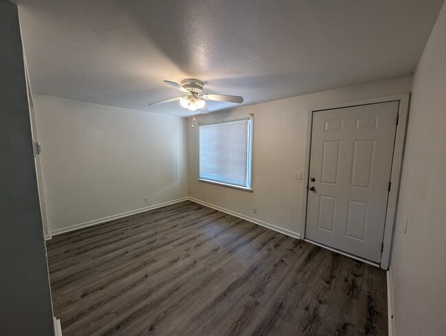 Building Photo - 203 NW Pine St