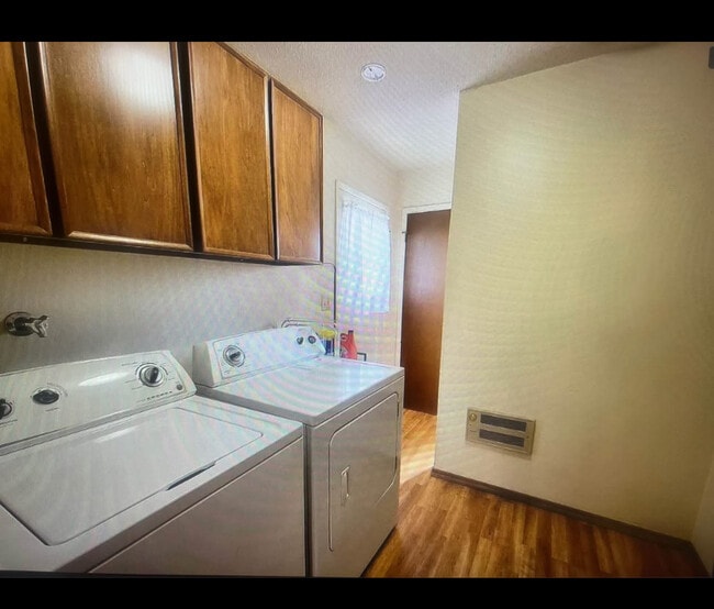 Building Photo - 1103 Carriage Square Dr