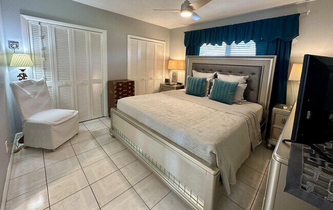 Building Photo - 1001 NE 8th Ave