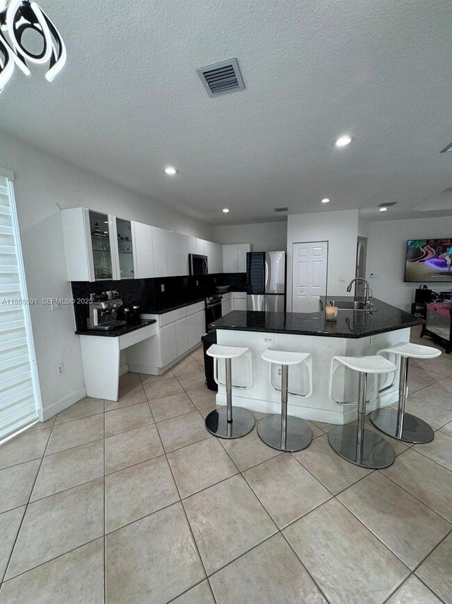 Building Photo - 10873 NW 71st St