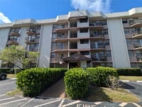 Building Photo - 2771 Riverside Dr