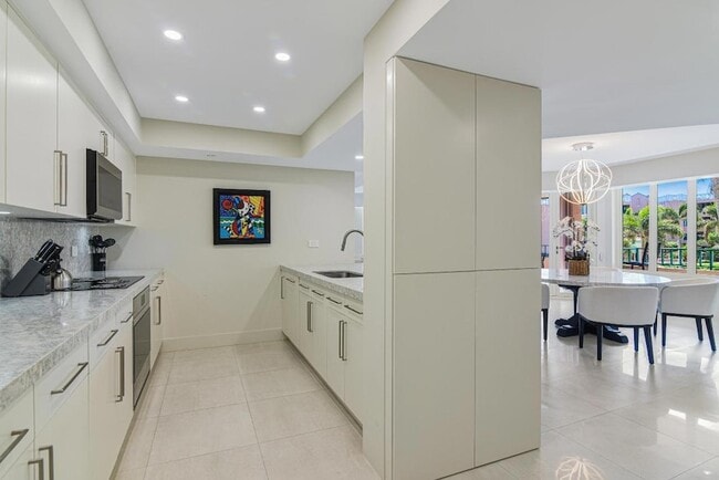 Building Photo - 100 SE 5th Ave