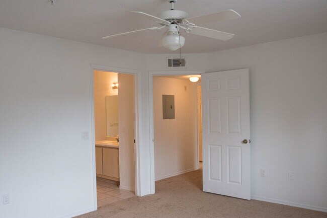 Building Photo - Second Floor Apartment with Balcony View! ...