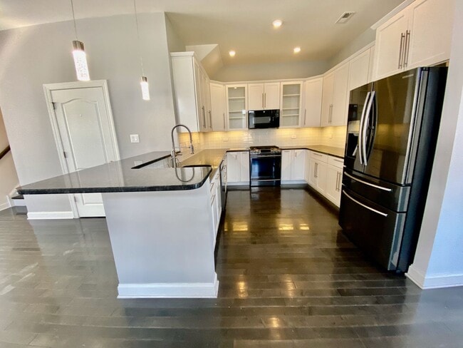 Building Photo - SIENA Place/PACKER PARK CORNER 4 Bedroom/2...