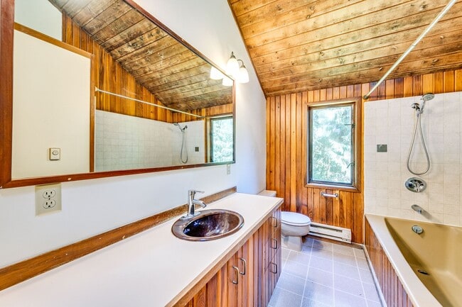 Building Photo - Private 3 Bedroom Home in the Woods