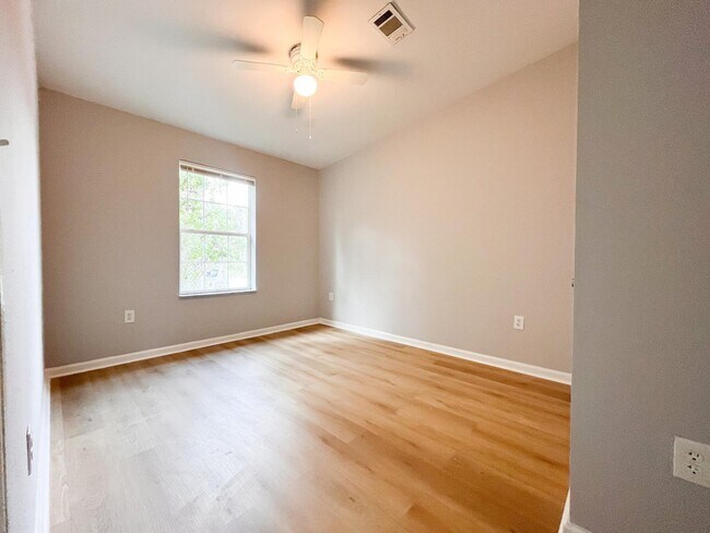 Building Photo - 5289 Stacy St