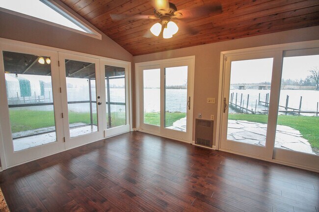 Building Photo - Lake Minnetonka Lakeshore!!