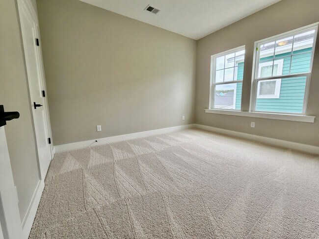 Building Photo - LIKE NEW Executive Home In Coveted Midtown...