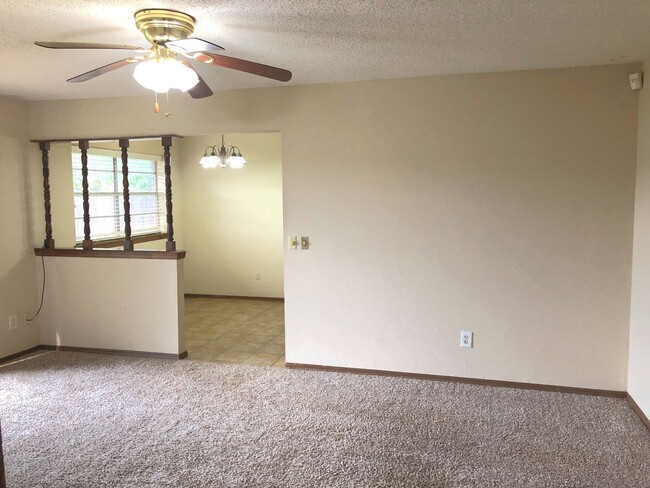 Building Photo - Great Location! Central Edmond!
