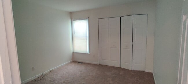 Building Photo - 3 bedroom home with fenced rear yard