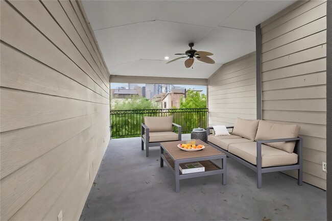 Building Photo - 1113 St Charles St