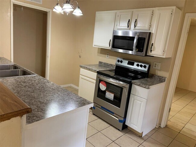 Building Photo - 5613 Hollow Pines Dr