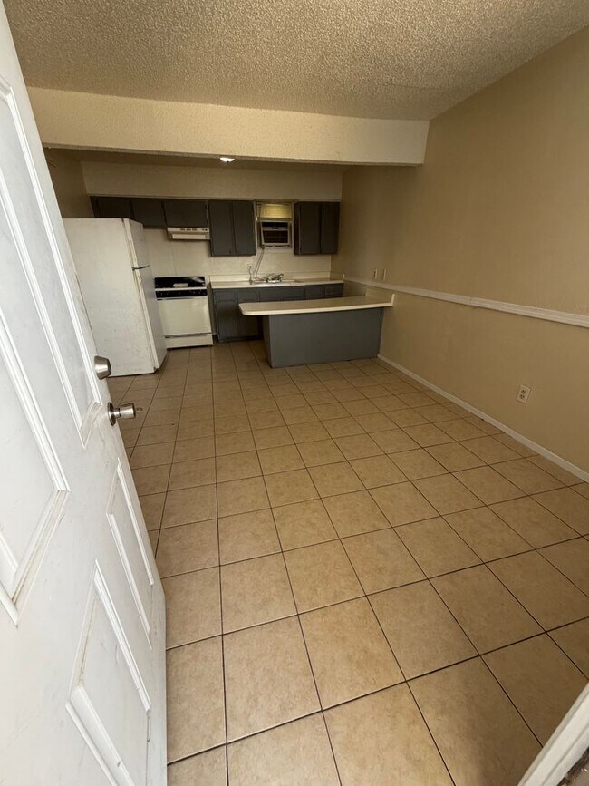 Building Photo - 1601 E Central Texas Expy