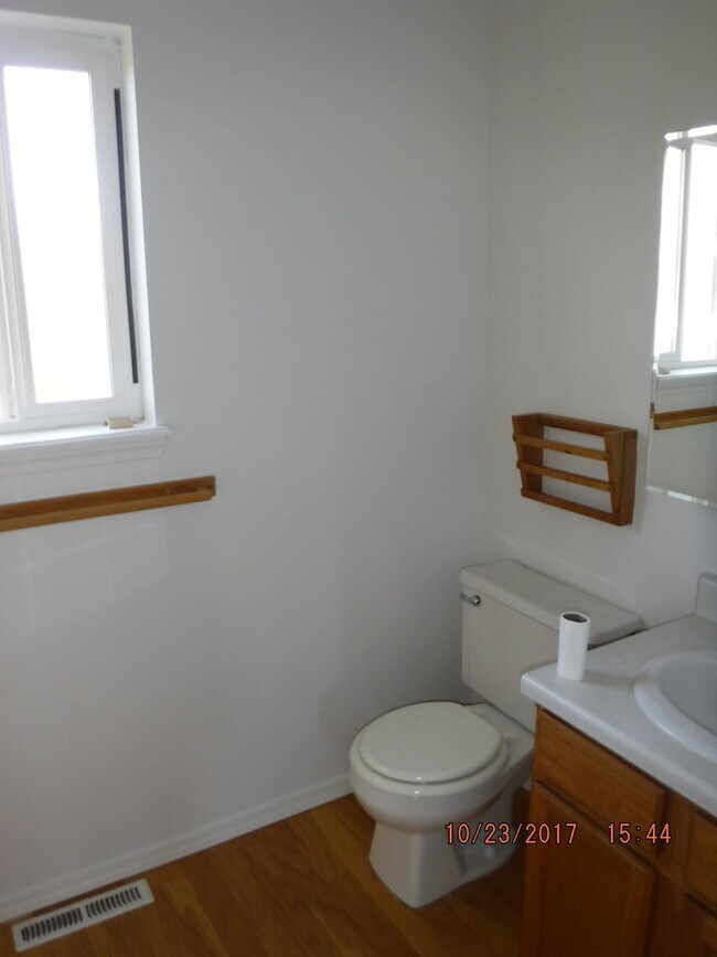 Building Photo - Centrally Located and Updated 3BD 2BA