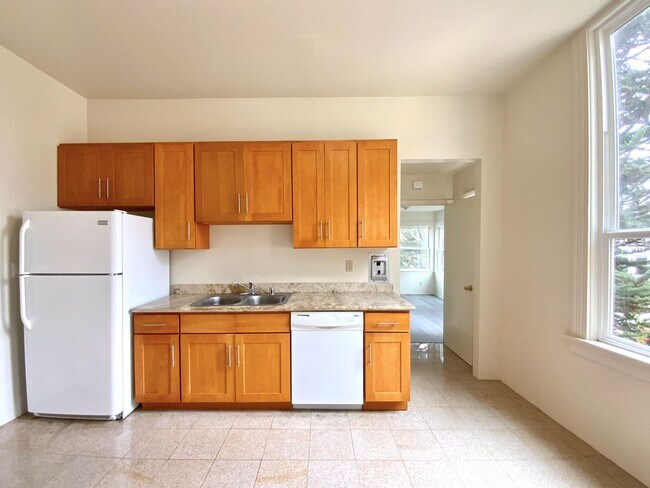 Building Photo - SPACIOUS Unit w/ Bonus Room/Office, Hardwo...