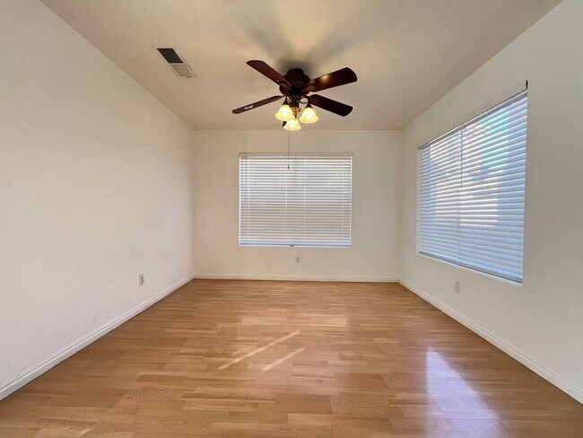 Building Photo - Stunning 5 bedroom, 2.5 bathroom home