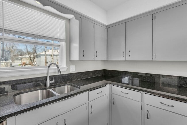 Building Photo - Amazing Townhomes