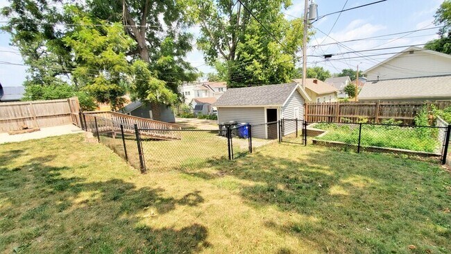 Building Photo - 1032 Maplewood Dr NE