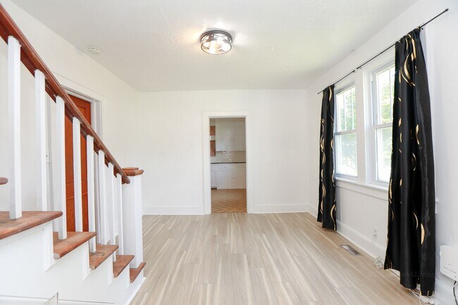 Building Photo - Cape Cod with huge yard-Move in Now