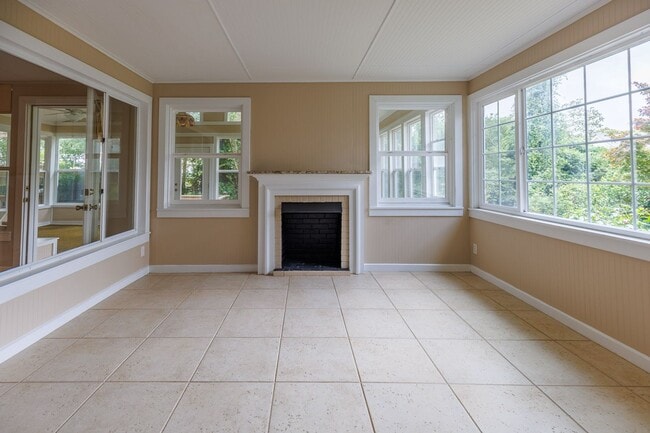 Building Photo - 208 Pinecrest Ln