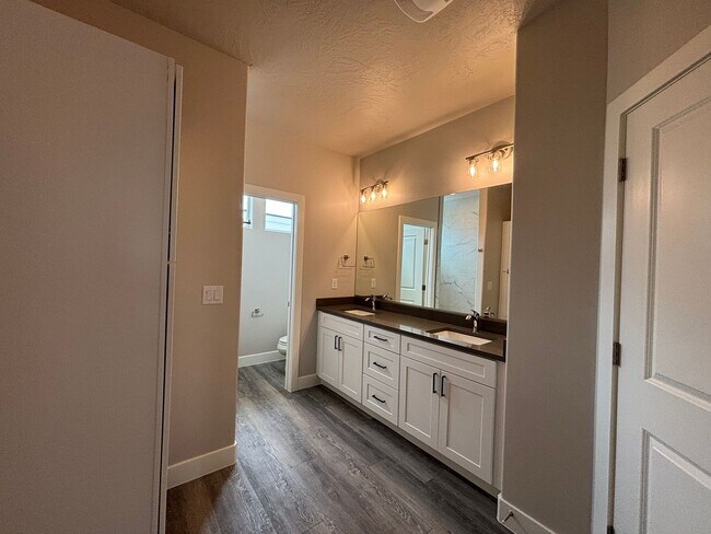 Building Photo - BRAND NEW TOWNHOME FOR RENT!