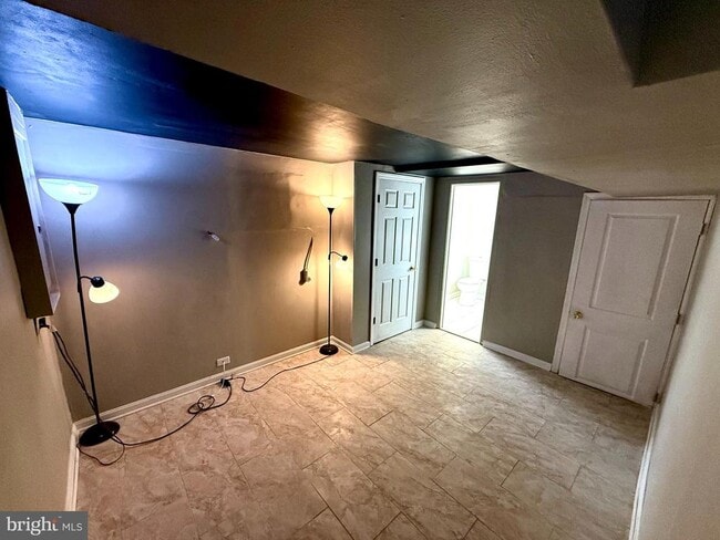 Building Photo - 819 Carrington Ave