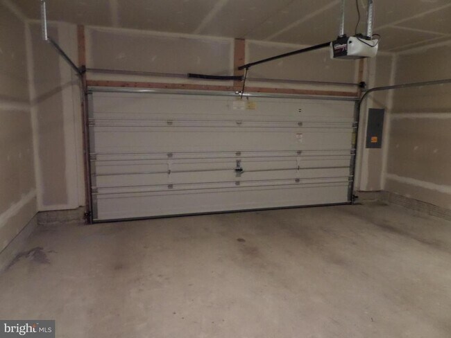 Building Photo - 15998 Greymill Manor Dr