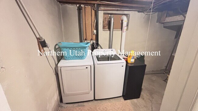 Building Photo - Rooms for Rent