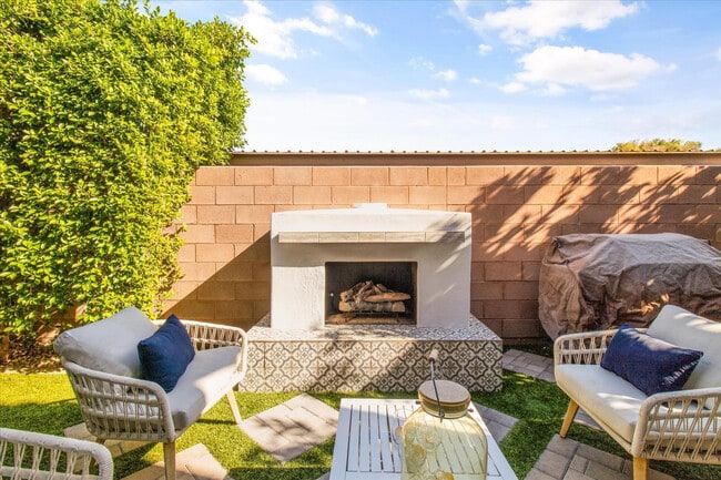 Building Photo - 1063 N 70th Way