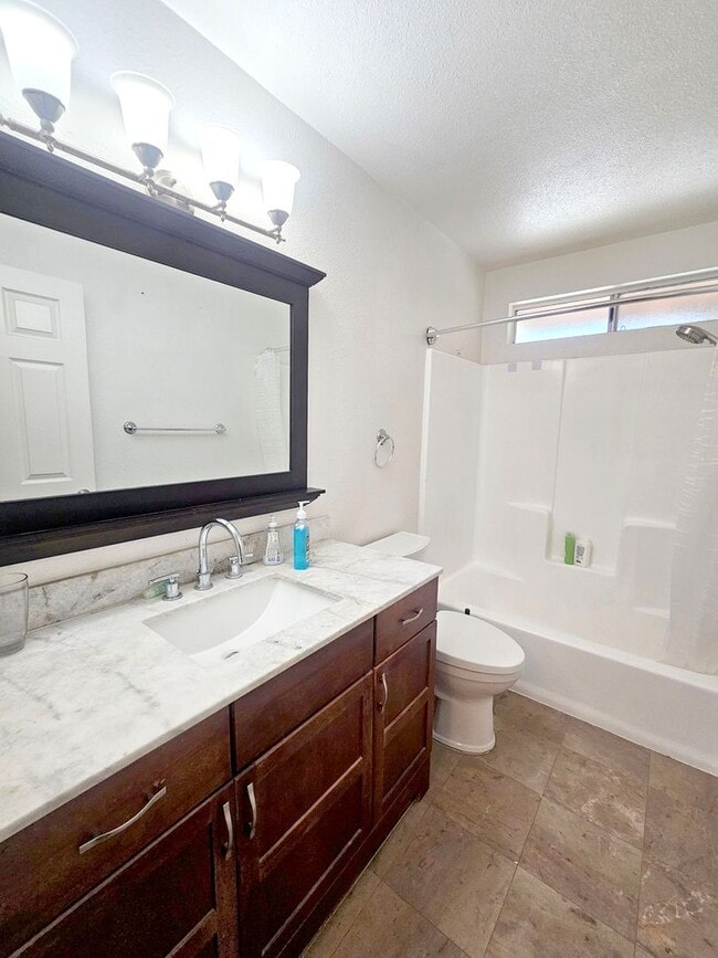 Building Photo - 2 bed/ 1.5 bath Townhouse with private garage