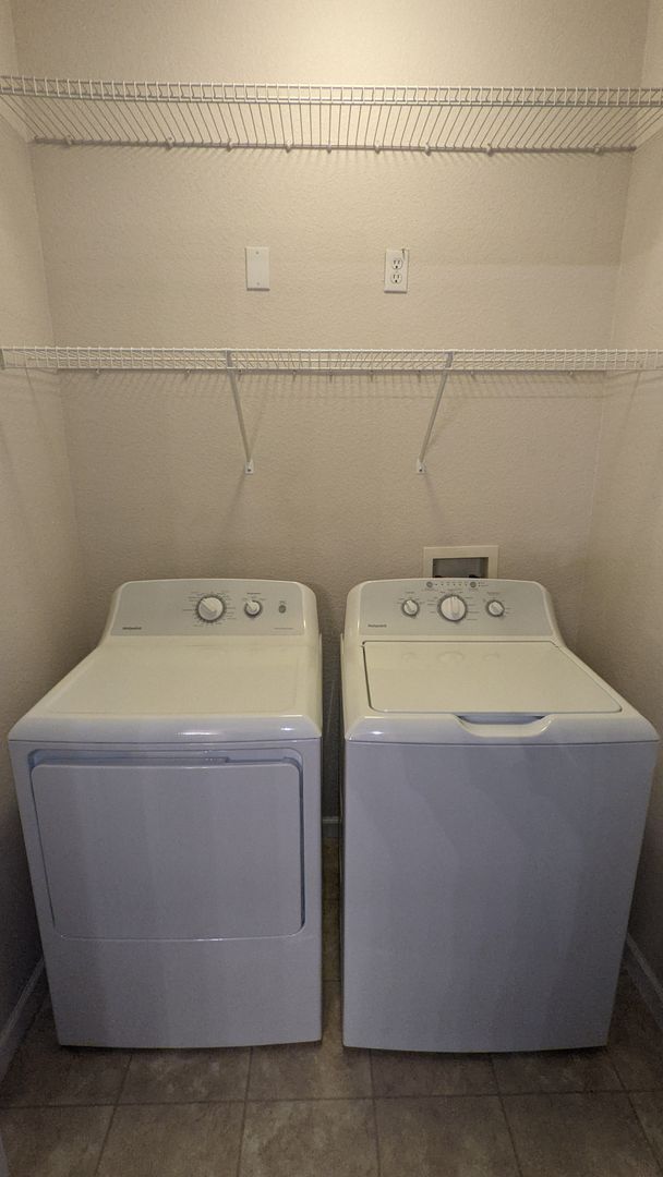 Building Photo - AWESOME 2-BEDROOM CONDO INCL. GARAGE, SWIMMING POOL, WASHER & DRYER!